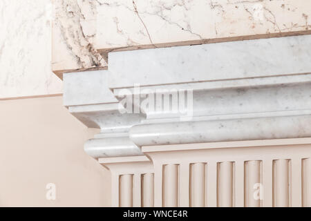 Classici interni, foto astratte frammento. Colonne decorative con portico in marmo bianco Foto Stock