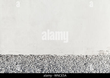 Vuoto bianco parete di calcestruzzo e ghiaia, foto di sfondo texture Foto Stock