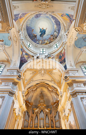 CATANIA, Italia - Aprile 6, 2018: l'affresco dell'Assunzione della Vergine Maria e i quattro Evangelisti nella cupola della Basilica Maria Santissima dell'Elemos Foto Stock