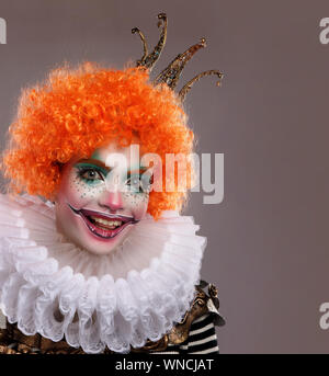 La ragazza di clown brillante trucco. Close up. Foto Stock