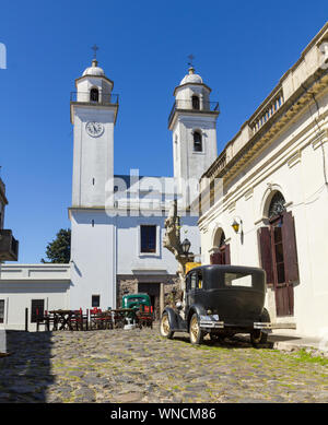 Colonia Sacramento, Uruguay, settembre, 26: auto obsoleti, di fronte alla chiesa di Colonia del Sacramento, Uruguay. Si tratta di una delle più antiche città che ho Foto Stock