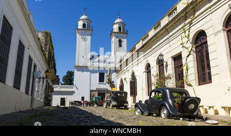 Auto obsoleti, di fronte alla chiesa di Colonia del Sacramento, Uruguay. Si tratta di una delle più antiche città in Uruguay. Patrimonio mondiale dall UNESCO nel 1995. Foto Stock