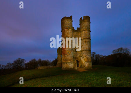 Castello di Donnington su un inverni di sera durante le ore di colore blu dipinta con luce, Newbury, Berkshire, Regno Unito Foto Stock