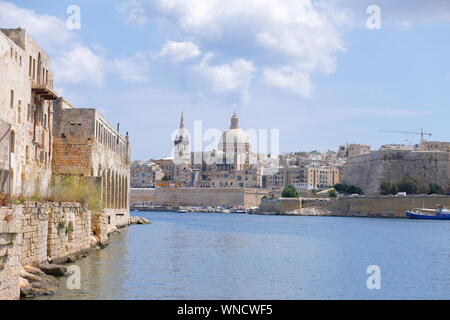La vista verso La Valletta da Sliema a Malta che si affaccia su San Paolo Pro-Cathedral & Madonna tal-Karmnu Foto Stock