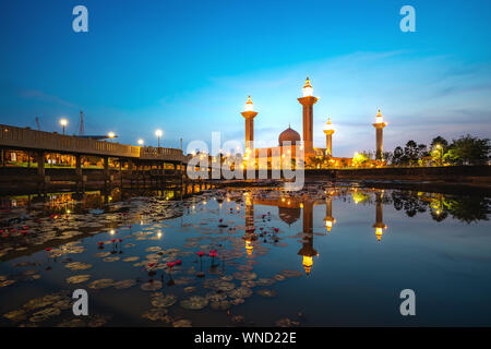 Alba cielo di Masjid Bukit Jelutong in Shah Alam vicino a Kuala Lumpur, Malesia. Conosciuta anche come la Moschea di Tengku Ampuan Rahimah. Foto Stock