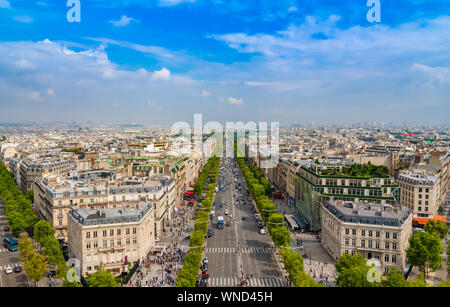 Splendida vista aerea della famosa Avenue des Champs-Élysées a Parigi in una bella giornata di sole con un cielo blu all'orizzonte. Si tratta di uno dei ... Foto Stock
