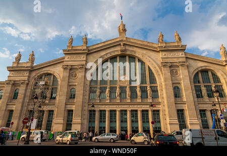 Vista frontale della famosa stazione dei treni Gare du Nord di Parigi, Francia. Ufficialmente Paris-Nord, è la più trafficata Stazione ferroviaria in Europa da totale... Foto Stock