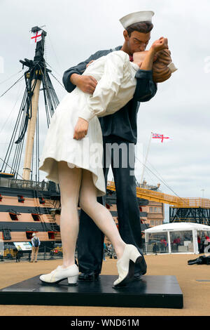 ,Iconica statua,abbracciando,pezzo,incondizionata,arrendersi,in base,a,foto,da,Victor Jorgenson,V-J,giorno,volte,Square,HMS Victory,Mary Rose,Guerriero, Foto Stock