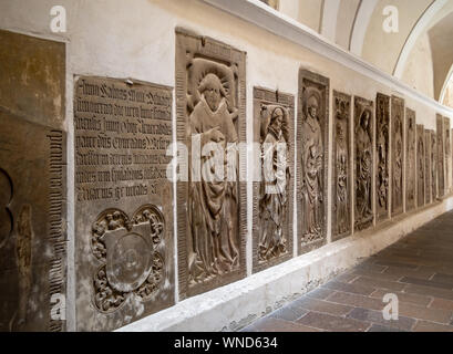 Bressanone - Bressanone, Italia - 31 agosto 2019: Interno della cattedrale, le antiche sculture in marmo nel chiostro. In Alto Adige, Trentino Alto Adige Foto Stock