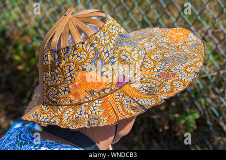 Donna che indossa lo stile orientale cappello a Bournemouth Air Festival, Dorset Regno Unito nel mese di agosto Foto Stock