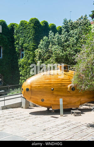 Sommergibile presso il cortile del Museo Marittimo - Barcellona. Un sottomarino in mostra presso il Museo Marittimo (Museu Maritim) a Barcellona, Spagna. Foto Stock