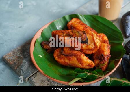 Arikkadukka / Cozze ripiene Fry - un mare piccante cibo snack da Thalassery Malabar Foto Stock