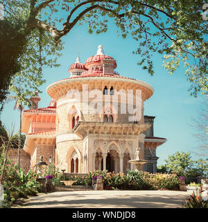 L Arabesco Monserrate Palace sulla cima di una collina vicino alla città di Sintra, Lisbona, Portogallo Foto Stock