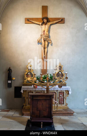 Bressanone - Bressanone, Italia - 31 agosto 2019: Gli interni della cattedrale, Cristo crocifisso sulla croce e altare. In Alto Adige, Trentino Alto Adige Foto Stock