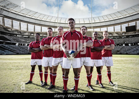 Immagine composita di diversi giocatori di rugby sul campo Foto Stock