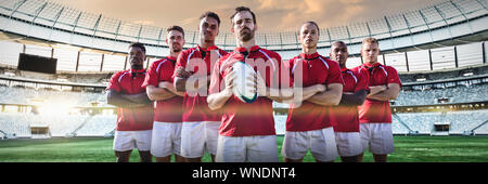 Immagine composita di diversi giocatori di rugby sul campo Foto Stock