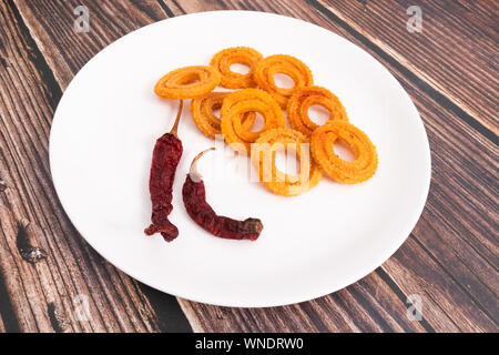 Indian Snack Chakli, una spirale croccante snack fritti, è noto come Chakali, Murukku, Muruku, Murkoo, Chakri nel Gujarat, Chakli in Maharashtra e Foto Stock