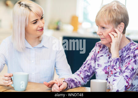 Giovane donna confortante Senior infelice donna che soffre di solitudine e depressione Foto Stock