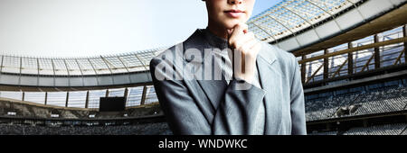 Immagine composita del ritratto di fiduciosa imprenditrice indossando occhiali da vista Foto Stock