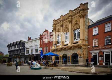 Mercato storico area ora edifici Stockport Grado II-elencati food hall di produrre Hall Foto Stock