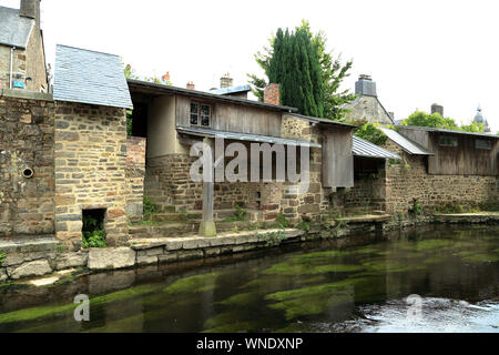 Lavare le case sul fiume Sienne da vicino a Rue des Quais, Villedieu les Poelles, Manche, Normandia, Francia Foto Stock