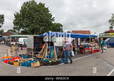 Olandese sul mercato delle pulci Weerselo con bancarelle e visitatori Foto Stock