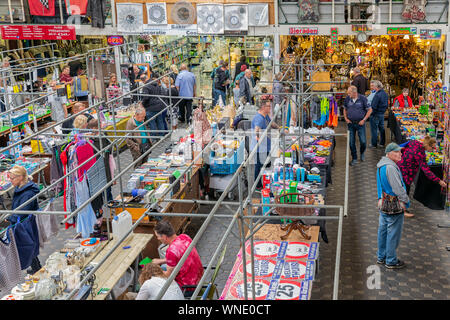 Olandese sul mercato delle pulci Weerselo con bancarelle e visitatori Foto Stock