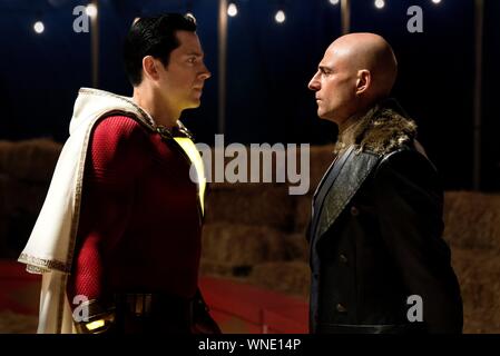 ZACHARY LEVI e MARK STRONG in SHAZAM! (2019), diretto da David F. SANDBERG. Credito: Warner Bros DC / Intrattenimento / DC Comics / Nuova Linea Cinem / WILKIE, STEVE / Album Foto Stock