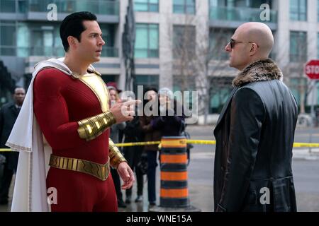 ZACHARY LEVI e MARK STRONG in SHAZAM! (2019), diretto da David F. SANDBERG. Credito: Warner Bros DC / Intrattenimento / DC Comics / Nuova Linea Cinem / WILKIE, STEVE / Album Foto Stock