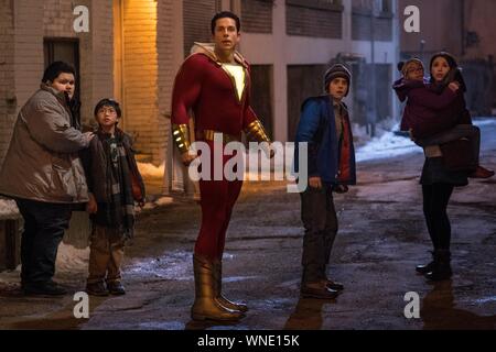 ZACHARY LEVI , JACK DYLAN GRAZER e JOVAN ARMAND in SHAZAM! (2019), diretto da David F. SANDBERG. Credito: Warner Bros DC / Intrattenimento / DC Comics / Nuova Linea Cinem / WILKIE, STEVE / Album Foto Stock