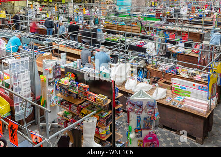 Olandese sul mercato delle pulci Weerselo con bancarelle e visitatori Foto Stock