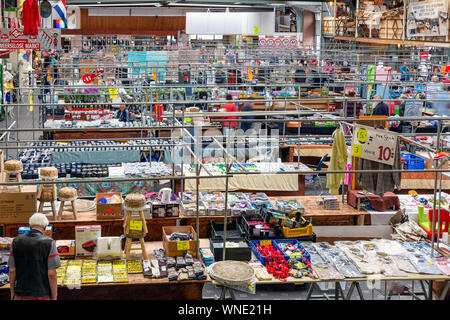 Olandese sul mercato delle pulci Weerselo con bancarelle e visitatori Foto Stock