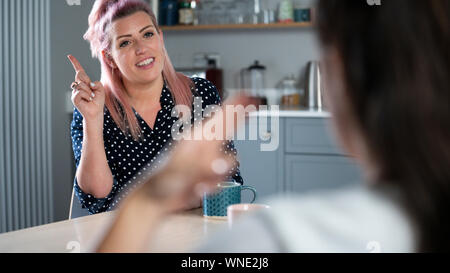 Chiudere UpOf donna avente la conversazione a casa utilizzando il linguaggio dei segni Foto Stock