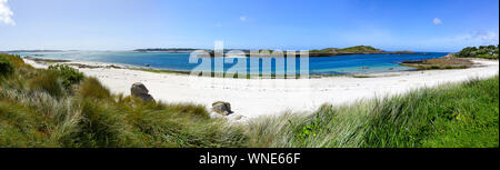 Un panorama shot guardando verso Tean isola e Tresco isola dal collo del Pool bay, St. Martin's Island, isole Scilly, Cornwall, Regno Unito Foto Stock