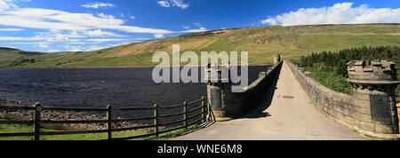 Vista sulla cicatrice House serbatoio, Nidderdale, North Yorkshire, Inghilterra, Regno Unito Foto Stock