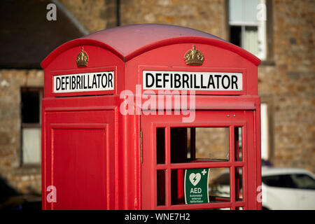 Waddington vicino a Clitheroe Ribble Valley district Lancashire, meglio custoditi di villaggio in Inghilterra Waddington defibrillatore in un telefono rosso scatola kiosk Foto Stock