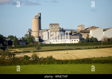 Barrow villaggio parrocchia civile Ribble Valley district Lancashire, Inghilterra Hanson cemento, Clitheroe visto dalla campagna vicino a Waddington Foto Stock