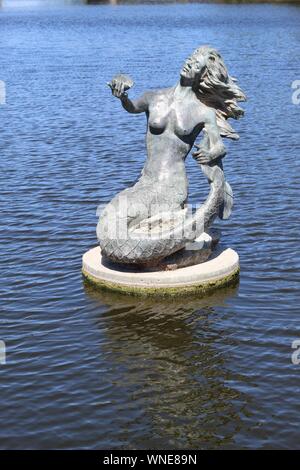 Perla del Conchos-un Mermaid statua di San Angelo, Texas. Ella è in possesso di una perla Concho in mano Foto Stock