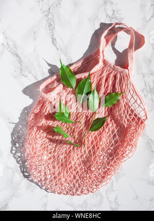 Riutilizzabili in cotone a maglia shopping bag, plastica libera zero rifiuti Nozione Foto Stock