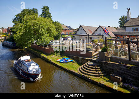 Bridgewater Canal e London Bridge Inn beer garden Appleton Warrington, Cheshire, Inghilterra. Foto Stock