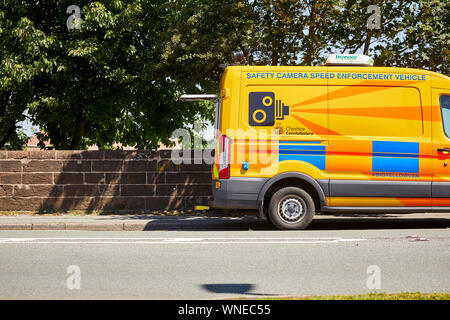 Cheshire Constabulary autovelox velocità giallo applicazione fotocamera van lavorando in Warrington Foto Stock