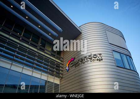 Tameside Ashton-under-Lyne Clarendon Sixth Form College si è trasferita a Ashton Town Center, dal sito precedente su Clarendon Road a Hyde. Foto Stock