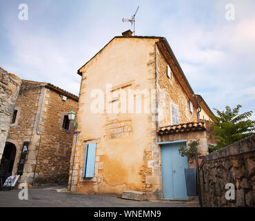 Una vecchia casa in una stradina di Ménerbes (Menerbes) villaggio, Provenza, Francia Foto Stock