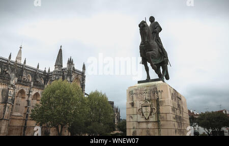 Batalha, Portogallo - 13 Aprile 2019: dettagli architettonici della statua equestre di Nuno Alvares Pereira davanti al Monastero di Batalha su una primavera Foto Stock