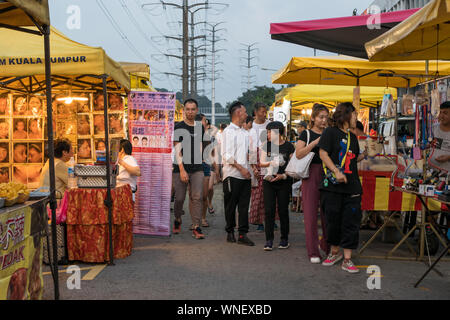 Kuala Lumpur, Malesia - sett 4,2019 : Le persone possono vedere lo shopping e le esplorazioni intorno Taman Cannaught mercato notturno in ogni mercoledì. Foto Stock