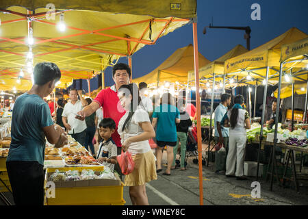 Kuala Lumpur, Malesia - sett 4,2019 : Le persone possono vedere lo shopping e le esplorazioni intorno Taman Cannaught mercato notturno in ogni mercoledì. Foto Stock