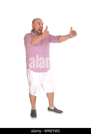Un uomo ispanico in piedi in scatti in bianco e una camicia a righe stese il suo braccio con thumps up, isolato per sfondo bianco Foto Stock