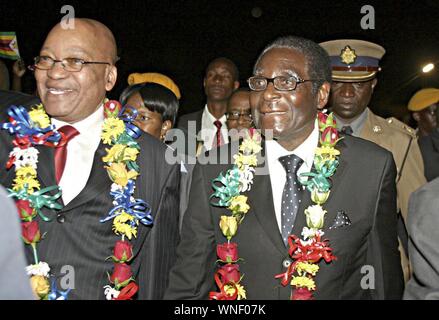 Il presidente del Sudafrica Jacob Zuma (sinistra) in visita a Harare, capitale dello Zimbabwe, è accolto dal Presidente zimbabwano Robert Mugabe (090828) - Harare, Agosto 28, 2009 - Il Presidente sudafricano Jacob Zuma (L) è accolto dal Presidente zimbabwano Robert Mugabe al suo arrivo a Harare Aeroporto Internazionale di Harare, capitale dello Zimbabwe, in Agosto 27, 2009. Zuma è arrivato ad Harare per una due giorni di visita ufficiale in Zimbabwe. (Wjd) (Li Nuer / Xinhua / photoshot / Fotogramma, Harare - 2009-08-28) ps la foto è utilizzabile nel rispetto del contesto in cui è stato preso e senza intenti diffamatori di th Foto Stock