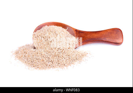 Crusca di frumento in un piccolo cucchiaio di legno, isolato su bianco. Il germe di grano, il altamente nutritive cuore del grano kernel. Una buona alimentazione per la perdita di peso e Foto Stock