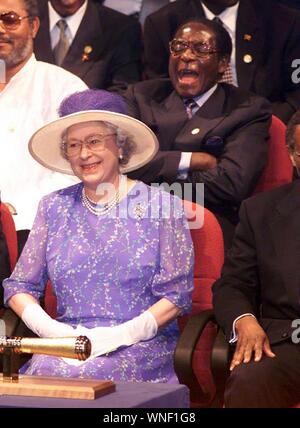 File foto datata 12/11/1999 di Robert Mugabe, che è morto di età compresa tra i 95, seduto vicino alla Queen Elizabeth II durante la fase di apertura dei capi di governo del Commonwealth riuniti a Durban, Sud Africa. (Fiona Hanson/IPA/fotogramma, Londra - 2019-09-06) ps la foto è utilizzabile nel rispetto del contesto in cui è stato preso e senza intento diffamatorio del decoro delle persone rappresentate (Fiona Hanson/IPA/fotogramma, archivio fotografico - 2019-09-06) p.s. la foto e' utilizzabile nel rispetto del contesto in cui e' stata scattata, e senza intento diffamatorio del decoro delle persone rappresentate Foto Stock